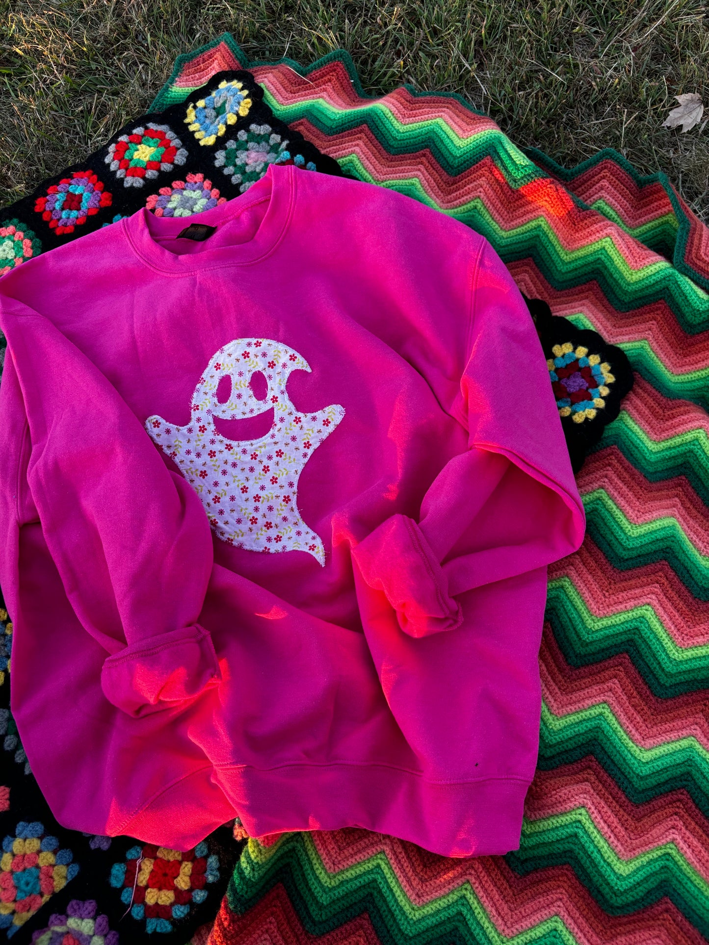 Groovy Ghost Crewneck (pink)