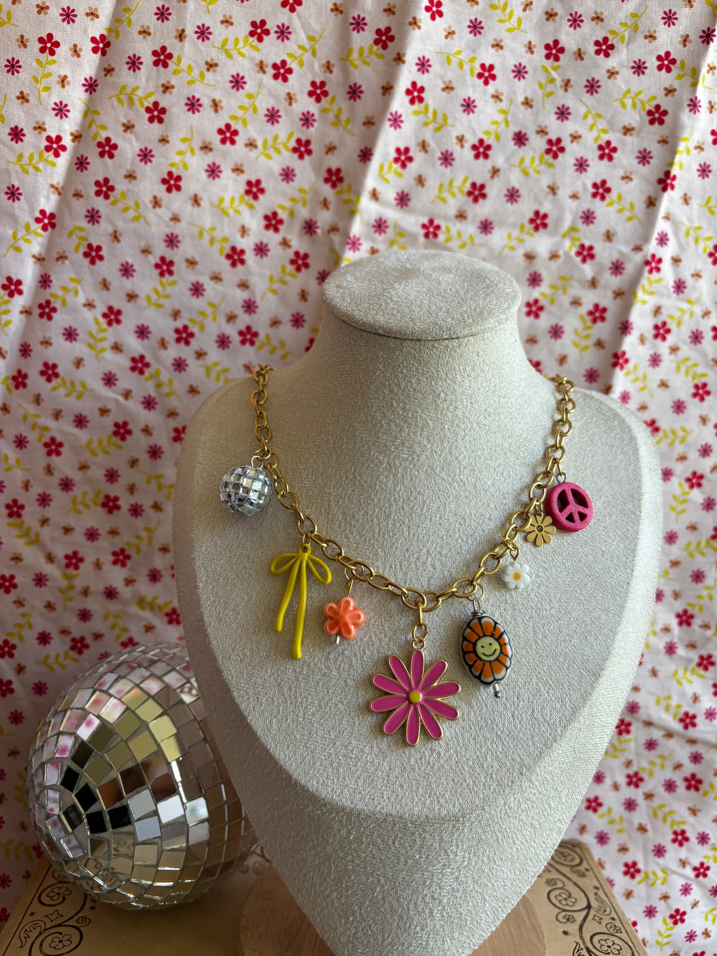 Urban Daisy Charm Necklace